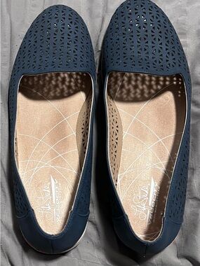 LifeStride Zamora slip-on flats in navy blue, featuring laser-cut detailing